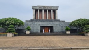 Mausoleo-y-palacios-del-emperador-Ho-Chi-Minh